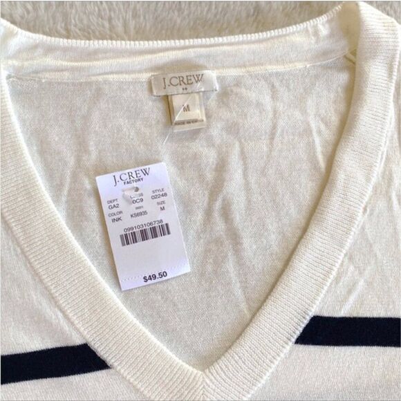 ✨NWT! J Crew V Neck Sweater, Size: M - Picture 3 of 3